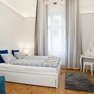 Amanda Astoria Budapest
